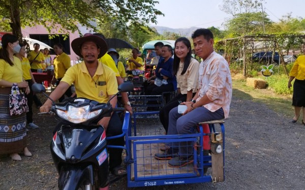 นำคณะครูร่วมจัดนิทรรศการ นำเสนอ ศูนย์เรียนรู้โครงการอันเนื่องมาจากพระราชดำริต้นแบบ