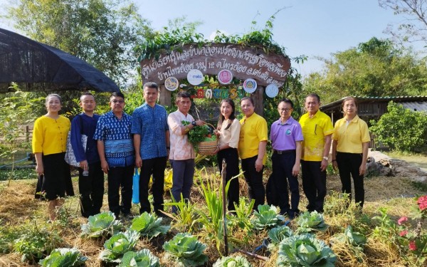 นำคณะครูร่วมจัดนิทรรศการ นำเสนอ ศูนย์เรียนรู้โครงการอันเนื่องมาจากพระราชดำริต้นแบบ