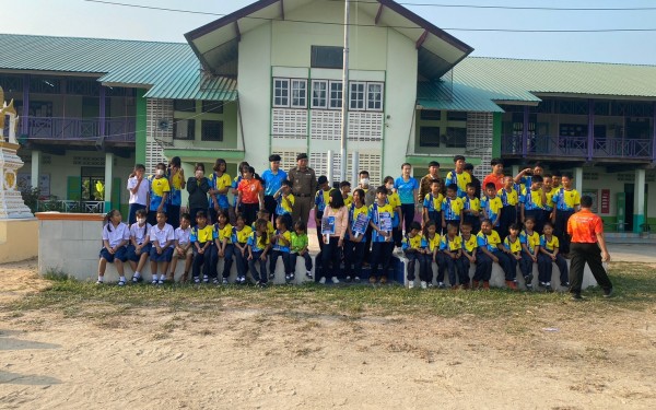 ครูตำรวจพบนักเรียน 