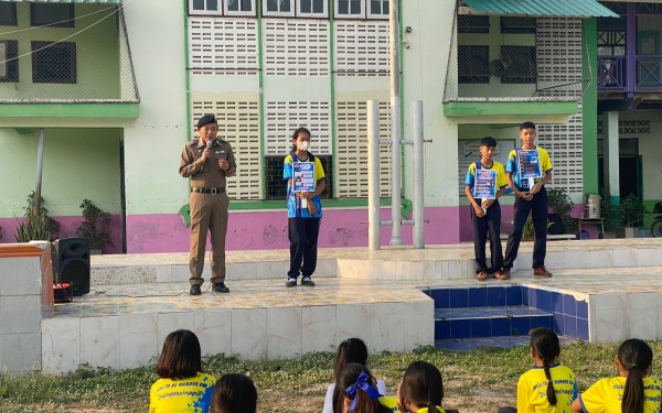 ครูตำรวจพบนักเรียน 