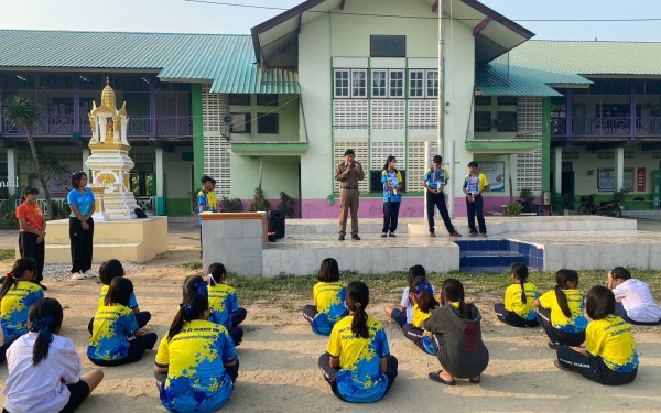 ครูตำรวจพบนักเรียน 