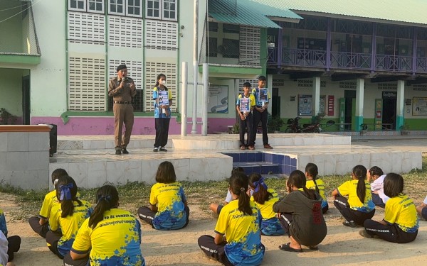 ครูตำรวจพบนักเรียน 