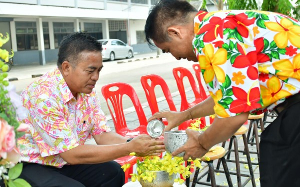 กิจกรรมสืบสานประเพณีสงกรานต์และรดน้ำดำหัว