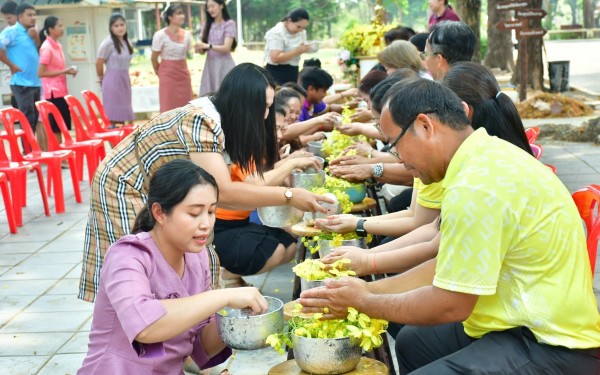 กิจกรรมสืบสานประเพณีสงกรานต์และรดน้ำดำหัว