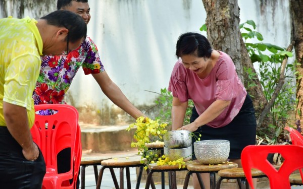 กิจกรรมสืบสานประเพณีสงกรานต์และรดน้ำดำหัว