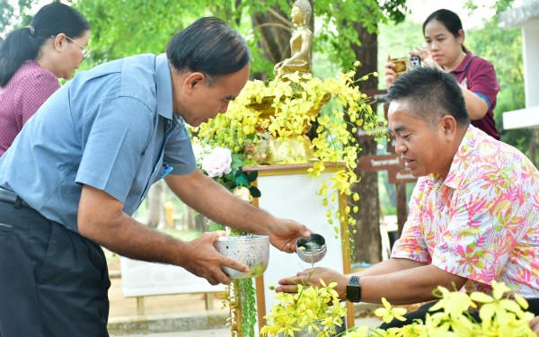 กิจกรรมสืบสานประเพณีสงกรานต์และรดน้ำดำหัว