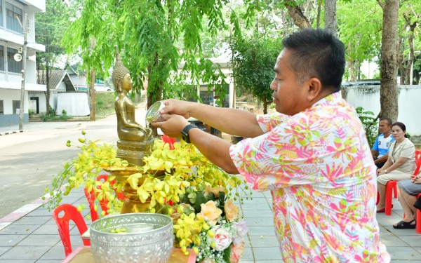 กิจกรรมสืบสานประเพณีสงกรานต์และรดน้ำดำหัว