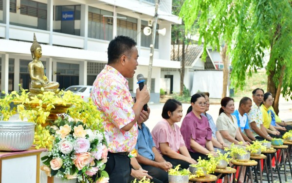 กิจกรรมสืบสานประเพณีสงกรานต์และรดน้ำดำหัว