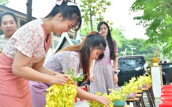 กิจกรรมสืบสานประเพณีสงกรานต์และรดน้ำดำหัว