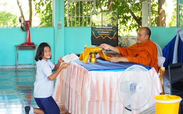 มอบเกียรติบัตร นักเรียนที่ทดสอบความรู้ ด้านคุณธรรม จริยธรรมนักเรียน สำหรับนักเรียนที่ผ่านทดสอบ ครั้งที่ 1