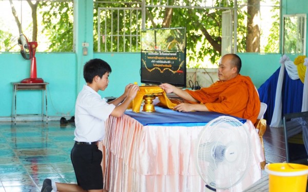 มอบเกียรติบัตร นักเรียนที่ทดสอบความรู้ ด้านคุณธรรม จริยธรรมนักเรียน สำหรับนักเรียนที่ผ่านทดสอบ ครั้งที่ 1