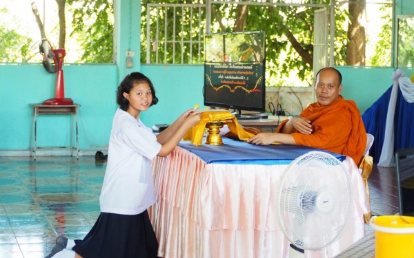 มอบเกียรติบัตร นักเรียนที่ทดสอบความรู้ ด้านคุณธรรม จริยธรรมนักเรียน สำหรับนักเรียนที่ผ่านทดสอบ ครั้งที่ 1