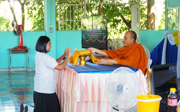 มอบเกียรติบัตร นักเรียนที่ทดสอบความรู้ ด้านคุณธรรม จริยธรรมนักเรียน สำหรับนักเรียนที่ผ่านทดสอบ ครั้งที่ 1