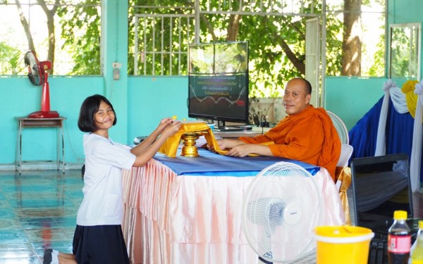 มอบเกียรติบัตร นักเรียนที่ทดสอบความรู้ ด้านคุณธรรม จริยธรรมนักเรียน สำหรับนักเรียนที่ผ่านทดสอบ ครั้งที่ 1