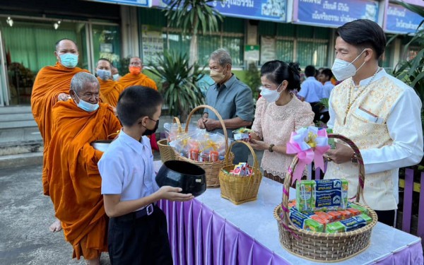 ทำบุญตักบาตร ส่งท้ายปีเก่า 